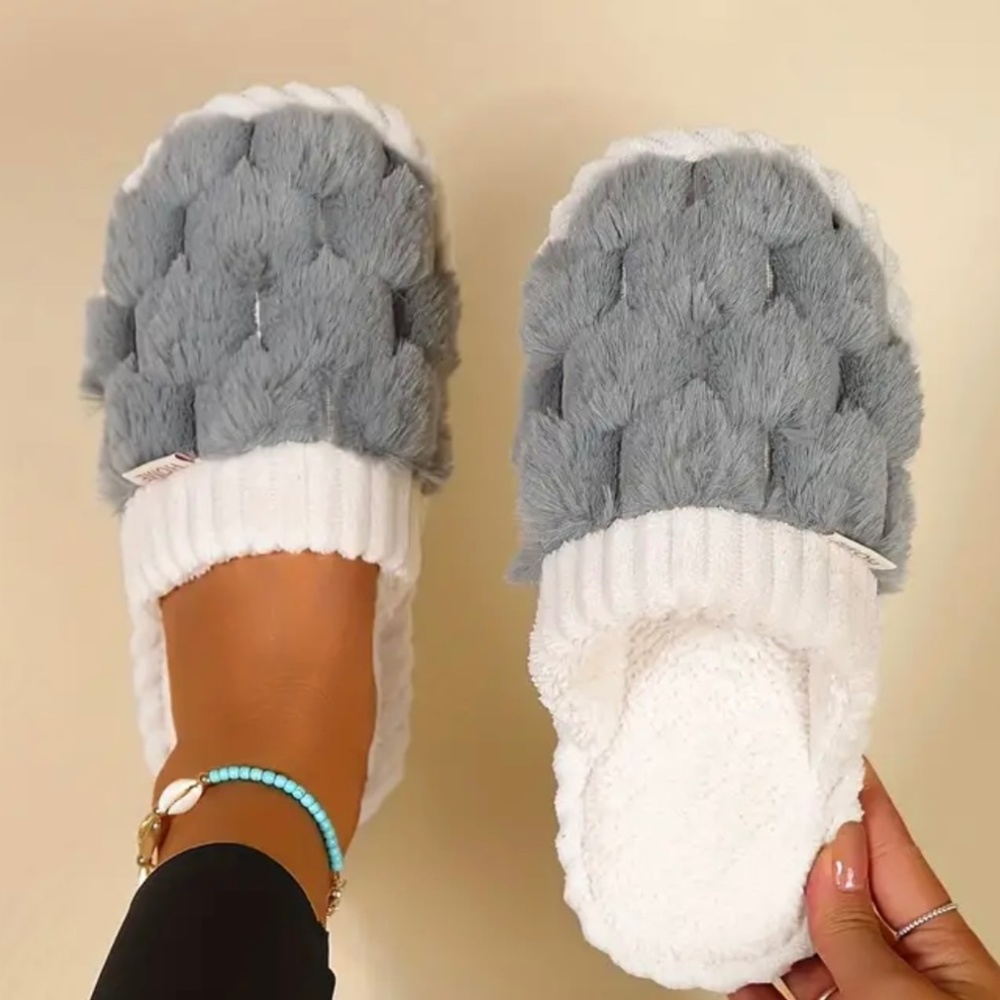New - Women’s Plush Furry Slippers Size 8.5